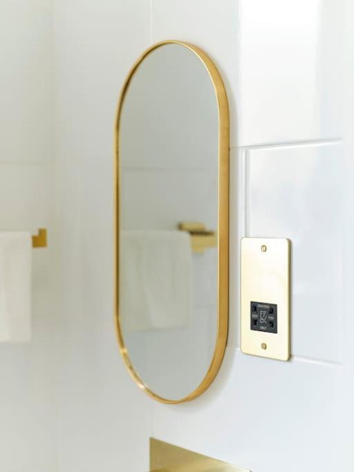 Rofennie Suite -Luxury Ensuite Room! Maidstone Eksteriør bilde