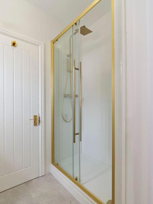 Rofennie Suite -Luxury Ensuite Room! Maidstone Eksteriør bilde