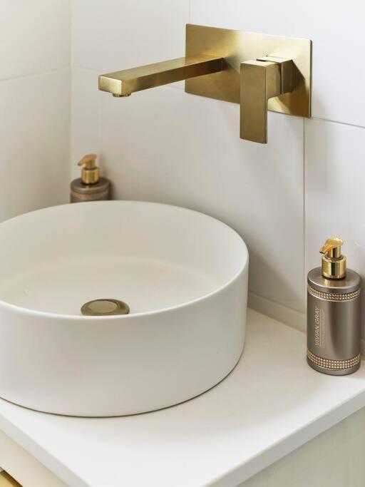 Rofennie Suite -Luxury Ensuite Room! Maidstone Eksteriør bilde