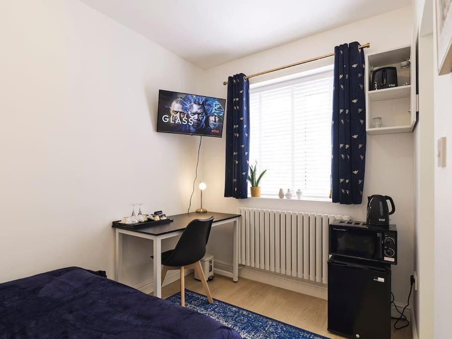 Rofennie Suite -Luxury Ensuite Room! Maidstone Eksteriør bilde