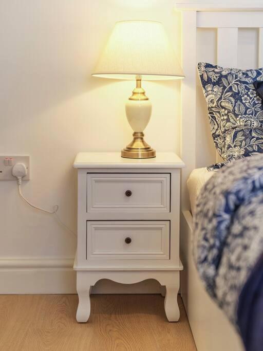 Rofennie Suite -Luxury Ensuite Room! Maidstone Eksteriør bilde