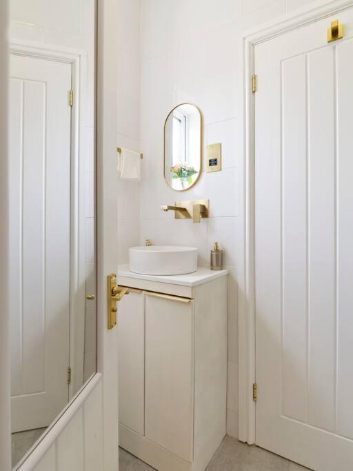 Rofennie Suite -Luxury Ensuite Room! Maidstone Eksteriør bilde