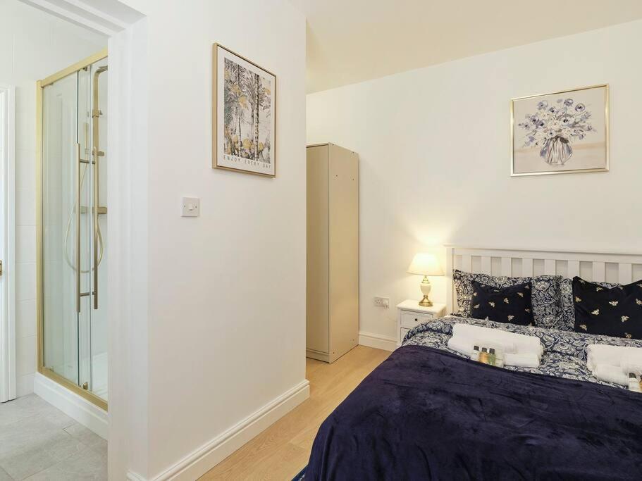 Rofennie Suite -Luxury Ensuite Room! Maidstone Eksteriør bilde
