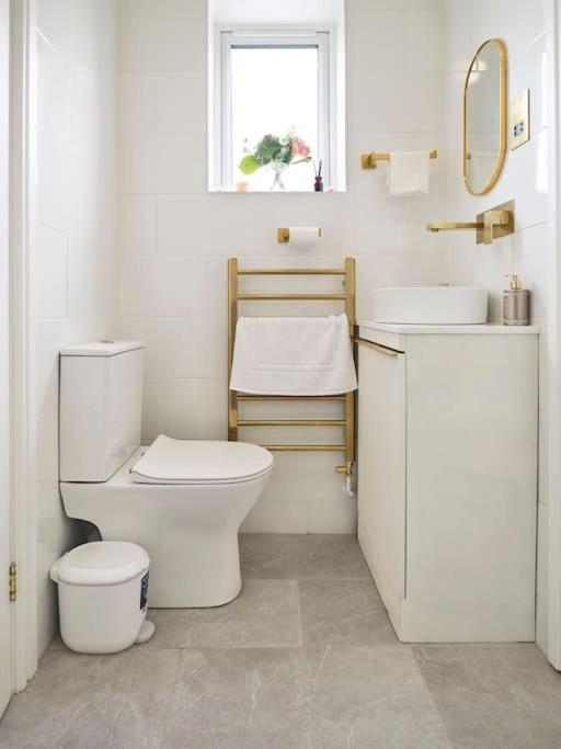 Rofennie Suite -Luxury Ensuite Room! Maidstone Eksteriør bilde