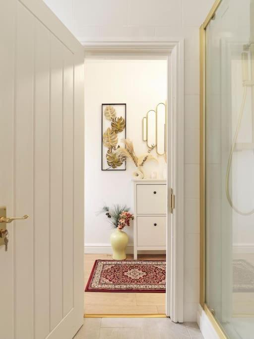 Rofennie Suite -Luxury Ensuite Room! Maidstone Eksteriør bilde